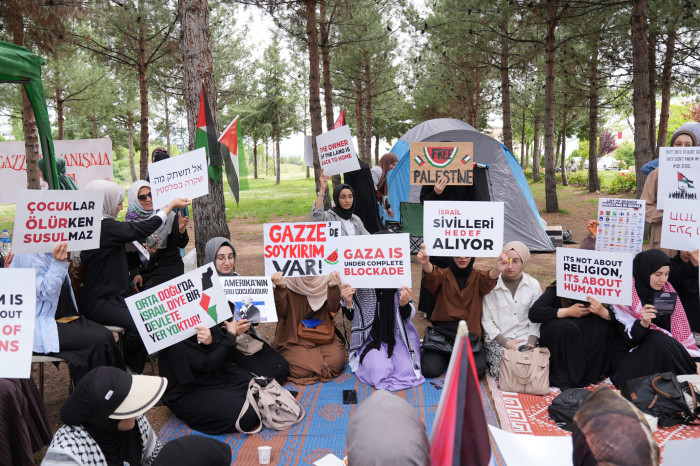 Dicle Üniversitesi öğrencileri Filistin'e destek için oturma eylemi yaptı