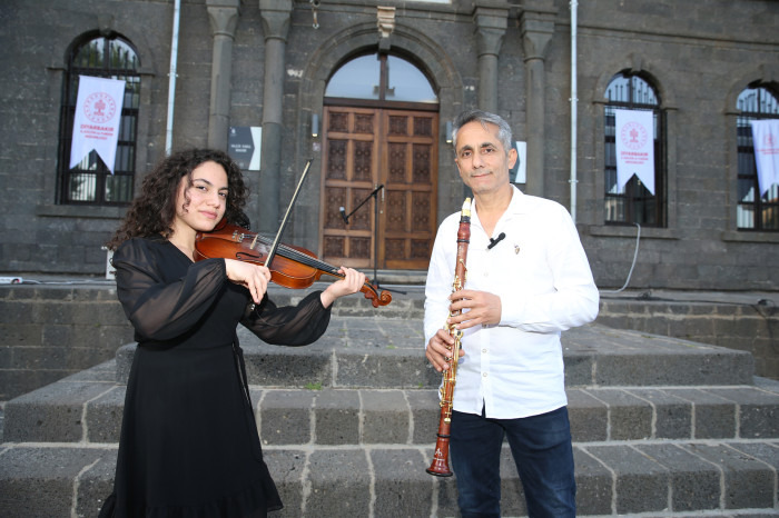 Diyarbakır'da baba-kızın müzik dinletisi ilgi gördü
