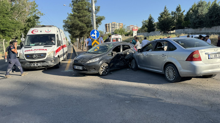Diyarbakır'da iki otomobilin çarpışması sonucu 7 kişi yaralandı