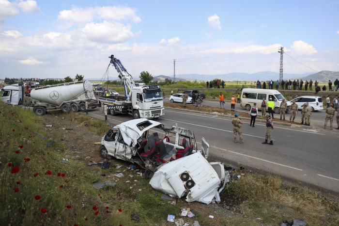 Gaziantep'te minibüsle beton mikseri çarpıştı! 8 Ölü 11 yaralı