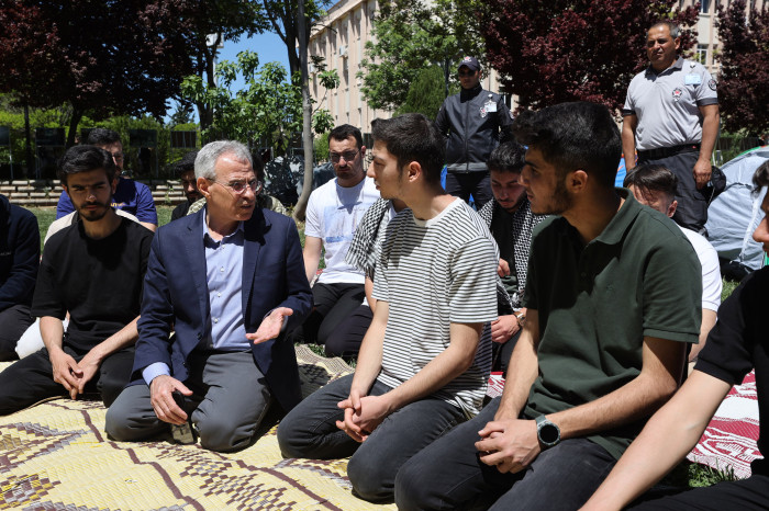 Gaziantep'te üniversite öğrencileri İsrail'in Gazze'ye saldırılarına karşı oturma eylemi başlattı