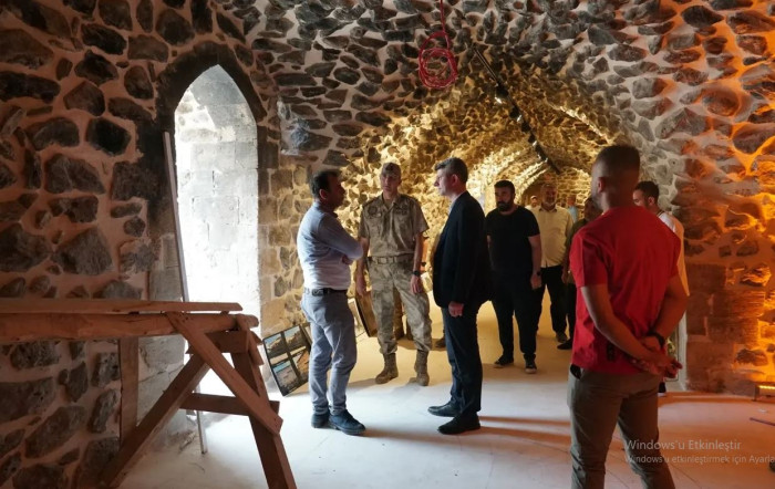 Kaymakam Şener, tarihi Mor Kiryakus Manastırında restorasyon çalışmasını inceledi