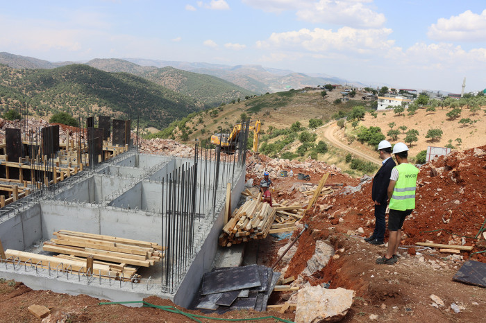Kilis'te depremzedeler için yapılan köy evlerinin inşası sürüyor