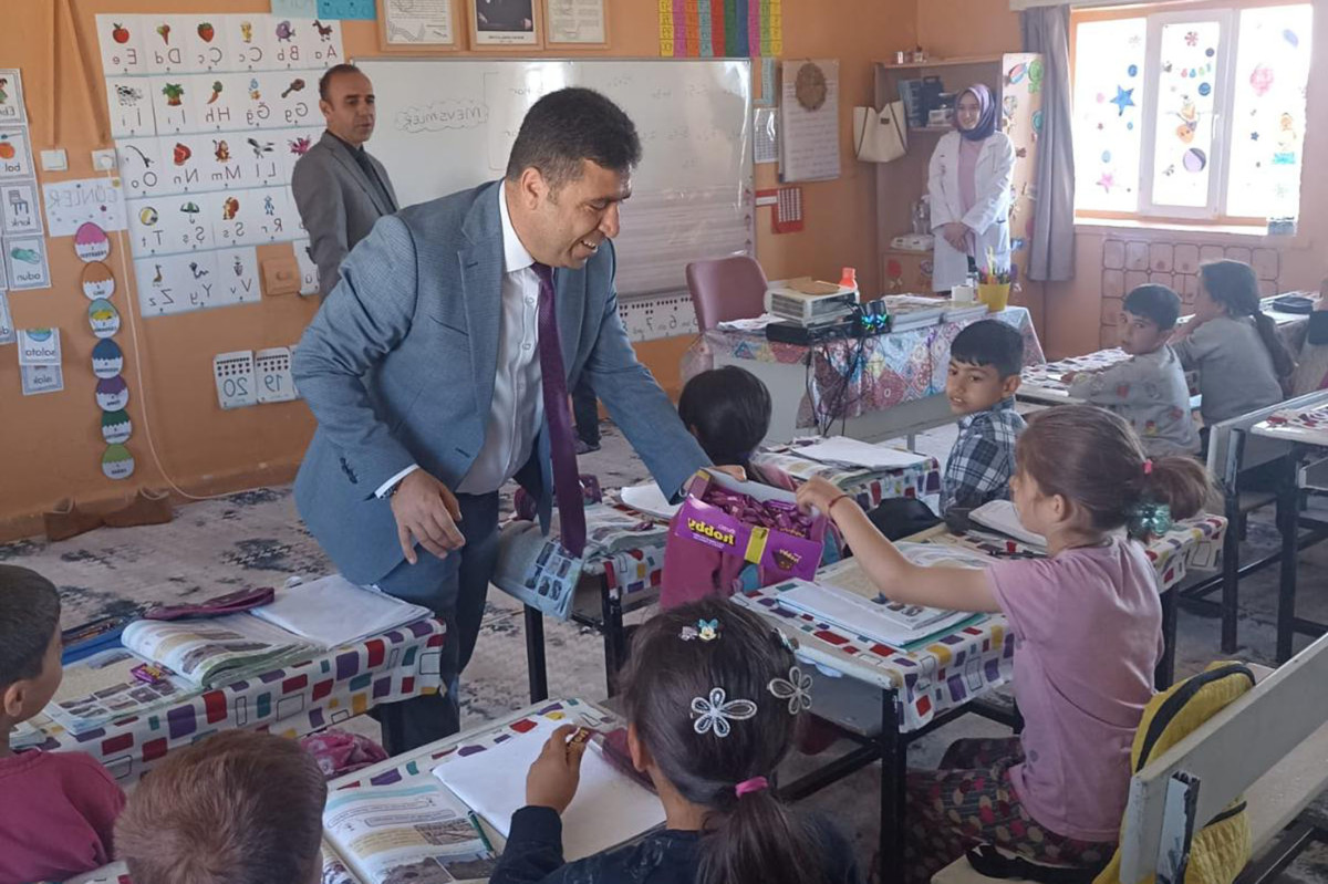 Polat köy okullarını ziyaret etti