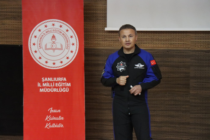 Türkiye'nin ilk astronotu Gezeravcı, öğrencilerle buluştu: